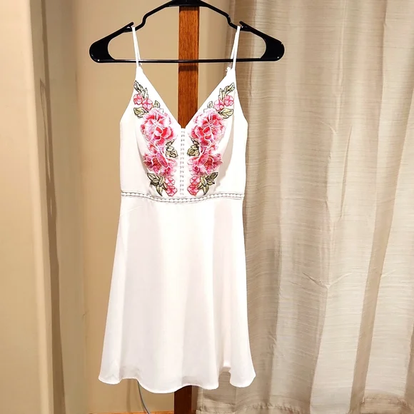 White with floral applications summer or homecoming dress. Size 1/2 - Picture 1 of 16